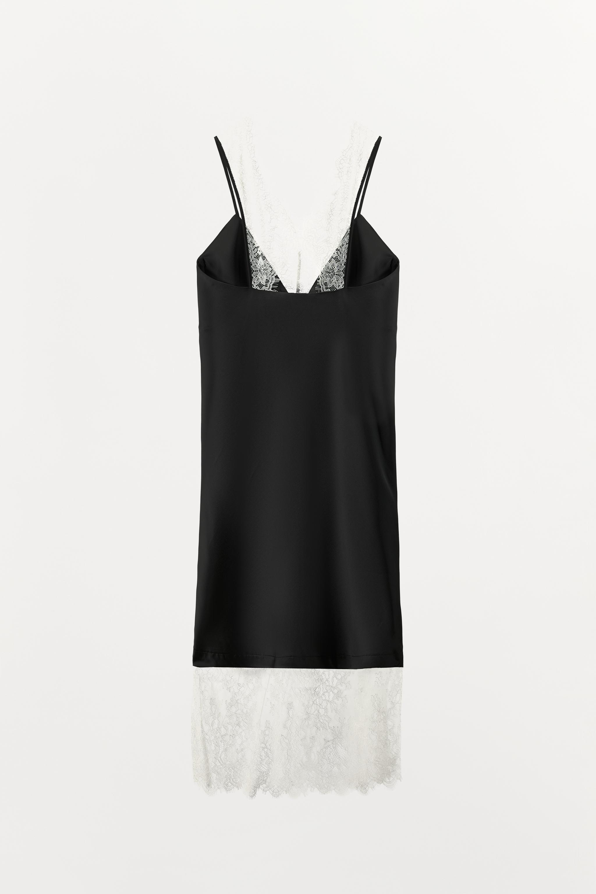 ROBE SATINÉE DENTELLE CONTRASTANTE